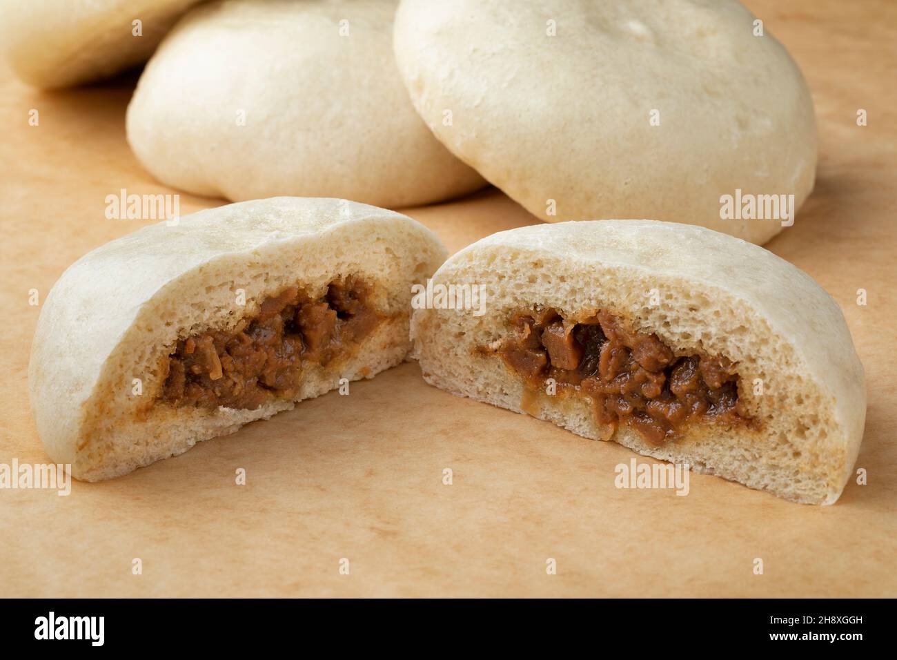 Tutto e metà di carne fresca al vapore ripiena di baozi da vicino Foto Stock