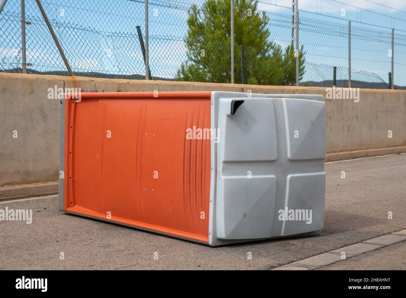 Bagni portatili Tipping - vandalismo Foto Stock