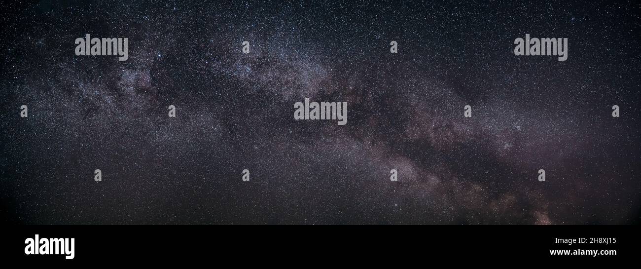 Real Night Sky Stars con Milky Way Galaxy. Naturale cielo stellato sfondo. Panorama Vista panoramica Foto Stock