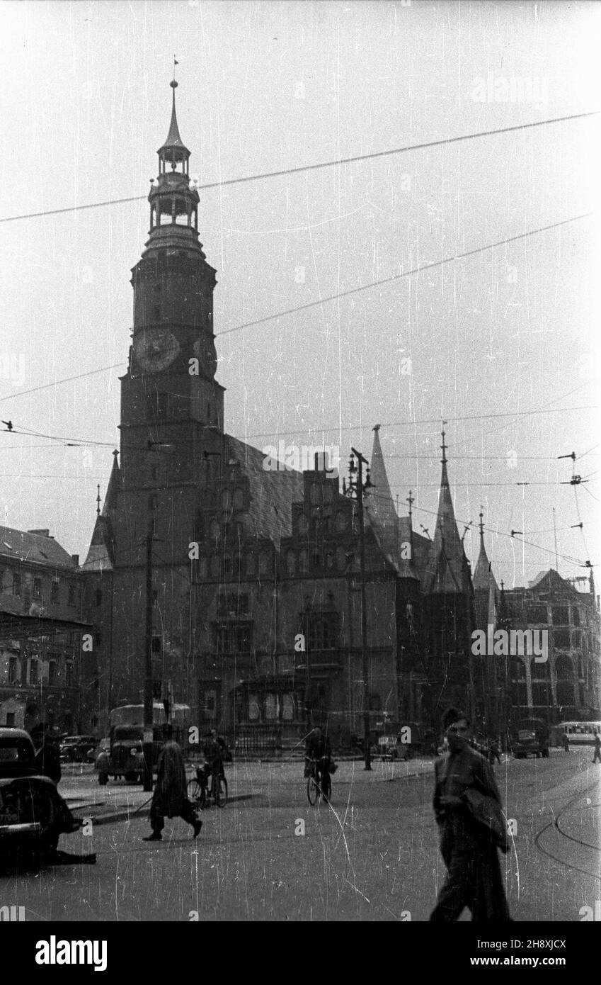 Wroc³aw, 1946. PóŸnogotycki ratusz na rynku. W trakcie wojny dozna³ stosunkowo niewielkich zniszczeñ. wie¿a o wysokoœci 67 metrów nakryta renesansowym he³mem. ka PAP Dok³adny miesi¹c i dzieñ wydarzenia nieustalone. Wroclaw, 1946. Il municipio tardo-gotico sul mercato, ha subito danni relativamente piccoli durante la guerra. Nella foto: Una torre di 67 metri sormontata da una cupola rinascimentale. ka PAP Foto Stock