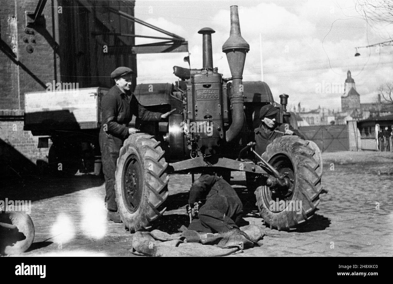 Gorzów Wielkopolski, 1946-04. Poniemieckie zak³ady mechaniczne przy ul. Fabrycznej, w czerwcu 1945 r. przejête przez Pañstwo Polskie. Pocz¹tkowo funkcjonowa³y pod nazw¹ Pañstwowe Przedsiêbiorstwo Traktorów i Maszyn Rolniczych. NZ. remont traktoru produkcji niemieckiej. po/gr PAP/Stanis³aw Urbanowicz Gorzow Wielkopolski, aprile 1946. Ex stabilimento meccanico tedesco di Fabryczna Street, assunto dallo Stato polacco nel giugno 1945. Inizialmente è stato nominato lo stabilimento statale per la produzione di trattori e macchine agricole. Nella foto: La riparazione di un trattore fabbricato in Germania. po/gr PAP/Stanislaw Urbanowicz Foto Stock