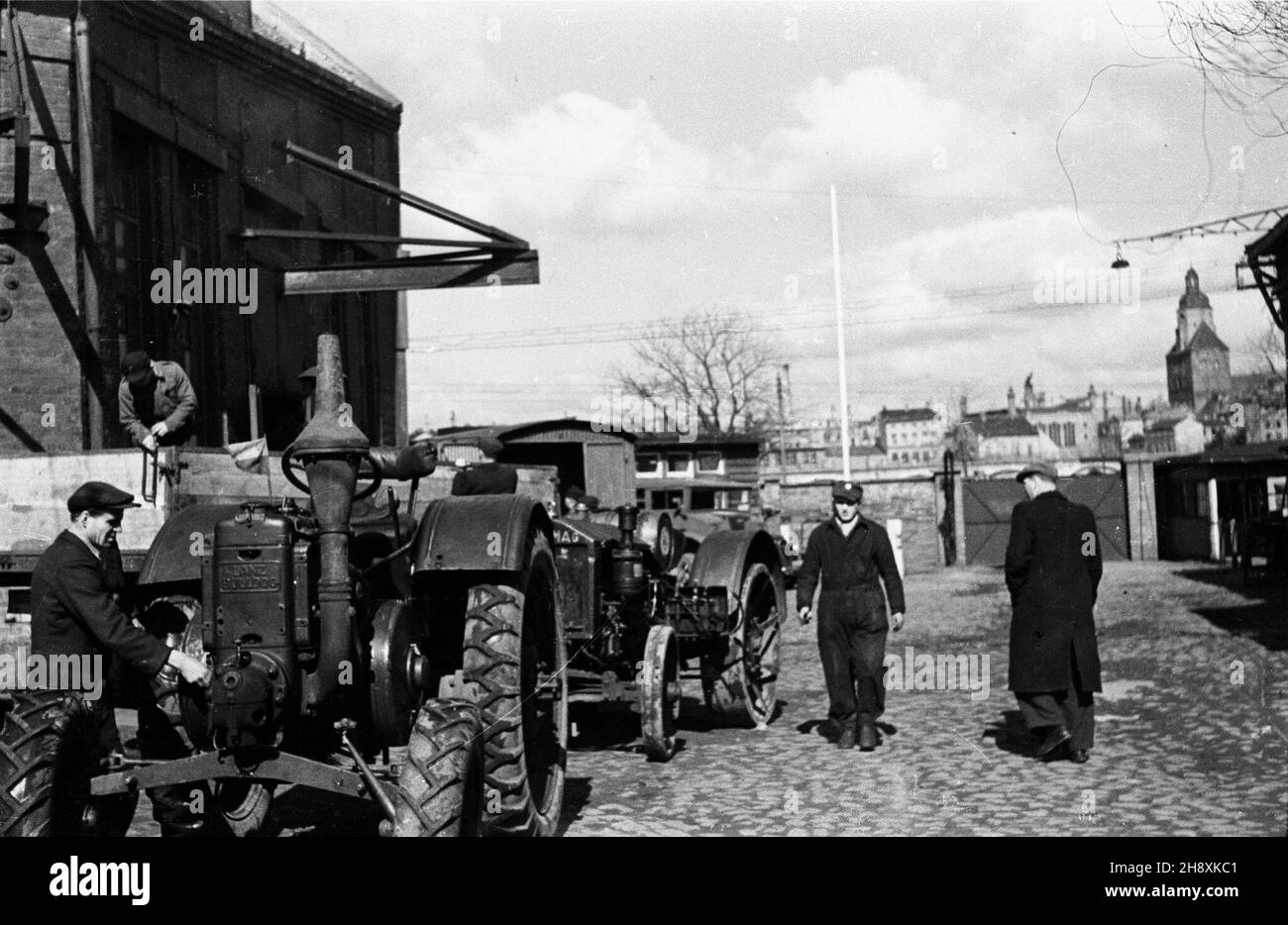 Gorzów Wielkopolski, 1946-04. Poniemieckie zak³ady mechaniczne przy ul. Fabrycznej, w czerwcu 1945 r. przejête przez Pañstwo Polskie. Pocz¹tkowo funkcjonowa³y pod nazw¹ Pañstwowe Przedsiêbiorstwo Traktorów i Maszyn Rolniczych. NZ. remont traktoru produkcji niemieckiej. po/gr PAP/Stanis³aw Urbanowicz Gorzow Wielkopolski, aprile 1946. Ex stabilimento meccanico tedesco di Fabryczna Street, assunto dallo Stato polacco nel giugno 1945. Inizialmente è stato nominato lo stabilimento statale per la produzione di trattori e macchine agricole. Nella foto: La riparazione di un trattore fabbricato in Germania. po/gr PAP/Stanislaw Urbanowicz Foto Stock