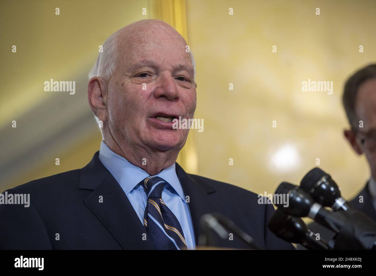 Washington, Stati Uniti. 2 dicembre 2021. Ben Cardin, D-MD, Sen. Pat Toomey, R-PA, E il giornalista iraniano-americano Masih Alejad tiene una conferenza stampa per discutere il Masih Alejad molestie e targeting illegale (HUNT) che mira a tenere l'Iran responsabile per l'imposizione di sanzioni per far tacere i dissidenti al Campidoglio degli Stati Uniti a Washington, DC giovedì 2 dicembre 2021. Alejad è coinvolto in un caso federale che addebita agli agenti iraniani cospirazione di rapirla dalla sua casa a Brooklyn, New York. Foto di Bonnie Cash/UPI Credit: UPI/Alamy Live News Foto Stock