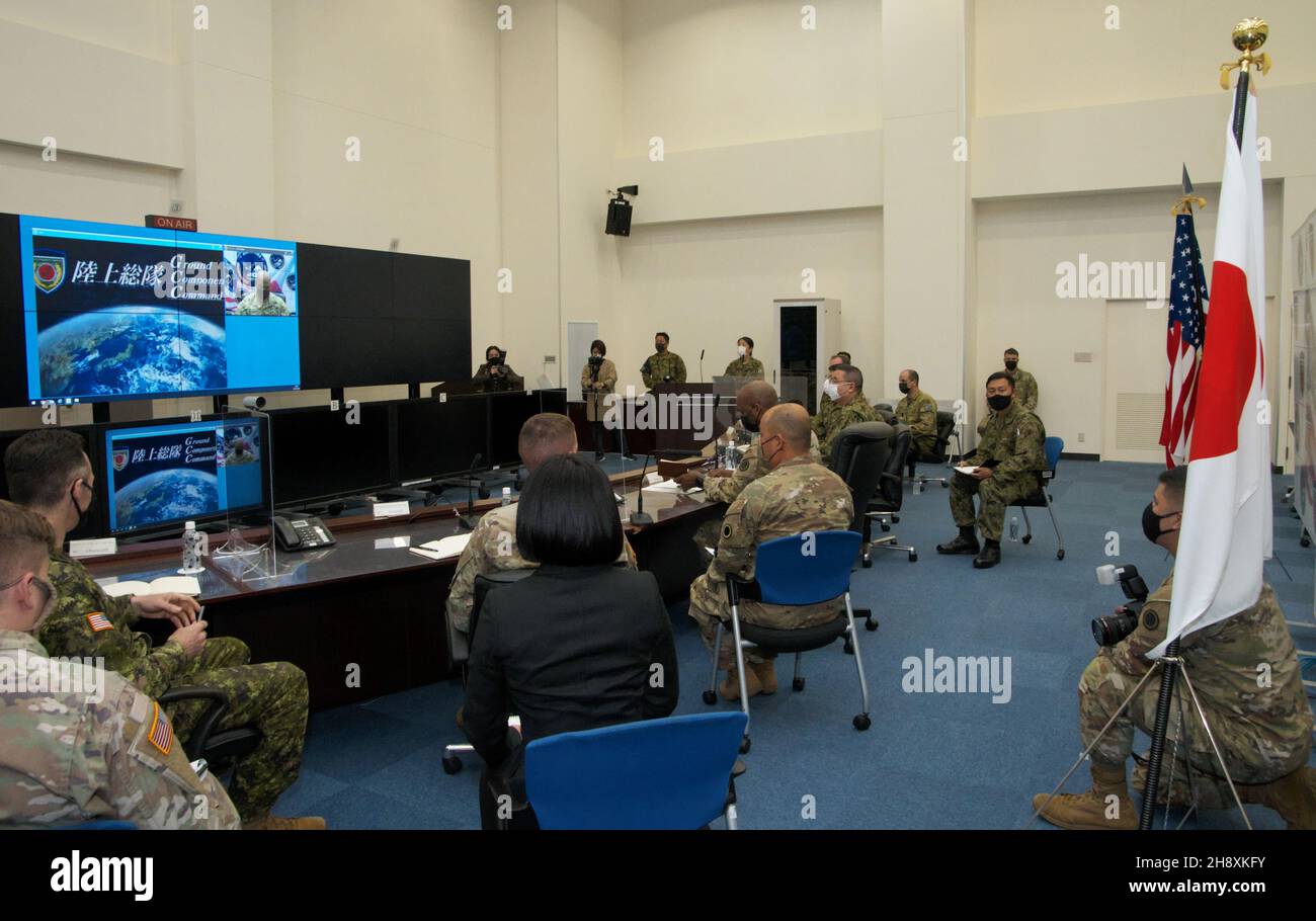 Zama, Giappone. 2 dicembre 2021. Xavier T Brunson e il comandante della componente di base del Giappone, il generale Tadao Maeda hanno espresso le osservazioni durante la cerimonia di apertura dell'esercizio del posto di comando bilaterale e congiunto USA-Giappone 'Yama Sakura 81' a Camp Zama nella Prefettura di Kanagawa, Giappone, il 2 dicembre 2021. ArmyⅠCorps Il Gen. Maeda ha fatto il suo dialogamento presso la sede del GCC a Camp Asaka a Tokyo. Foto di Keizo Mori/UPI Credit: UPI/Alamy Live News Foto Stock