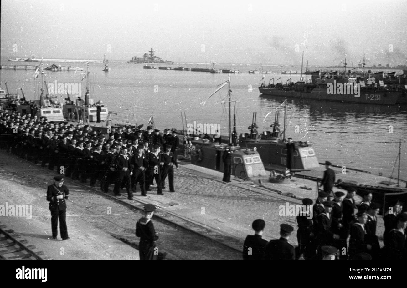 Gdynia, 1946-04-05. Port Marynarki Wojennej na Oksywiu. Uroczystoœæ przekazania Polsce 23 radzieckich okrêtów wojennych. ps/gr PAP/Miko³aj Sprudin Gdynia, 5 aprile 1946. Il porto della Marina nel distretto di Oksywie. La cerimonia di consegna in Polonia di 23 navi da guerra sovietiche. ps/gr PAP/Mikolaj Sprudin Foto Stock