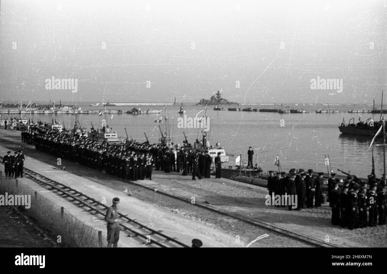 Gdynia, 1946-04-05. Port Marynarki Wojennej na Oksywiu. Uroczystoœæ przekazania Polsce 23 radzieckich okrêtów wojennych. ps/gr PAP/Miko³aj Sprudin Gdynia, 5 aprile 1946. Il porto della Marina nel distretto di Oksywie. La cerimonia di consegna in Polonia di 23 navi da guerra sovietiche. ps/gr PAP/Mikolaj Sprudin Foto Stock