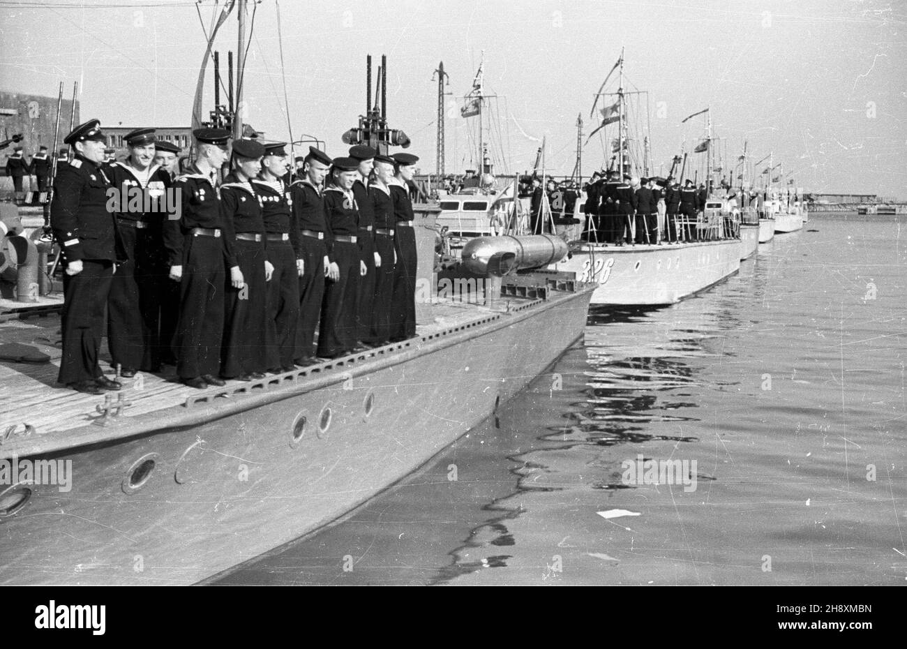 Gdynia, 1946-04-05. Port Marynarki Wojennej na Oksywiu. Uroczystoœæ przekazania Polsce 23 radzieckich okrêtów wojennych. ps/gr PAP/Miko³aj Sprudin Gdynia, 5 aprile 1946. Il porto della Marina nel distretto di Oksywie. La cerimonia di consegna in Polonia di 23 navi da guerra sovietiche. ps/gr PAP/Mikolaj Sprudin Foto Stock