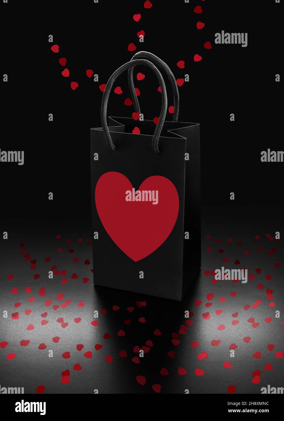 Black Shopping bag con un cuore grande su di esso e i piccoli galleggianti e sul pavimento Foto Stock