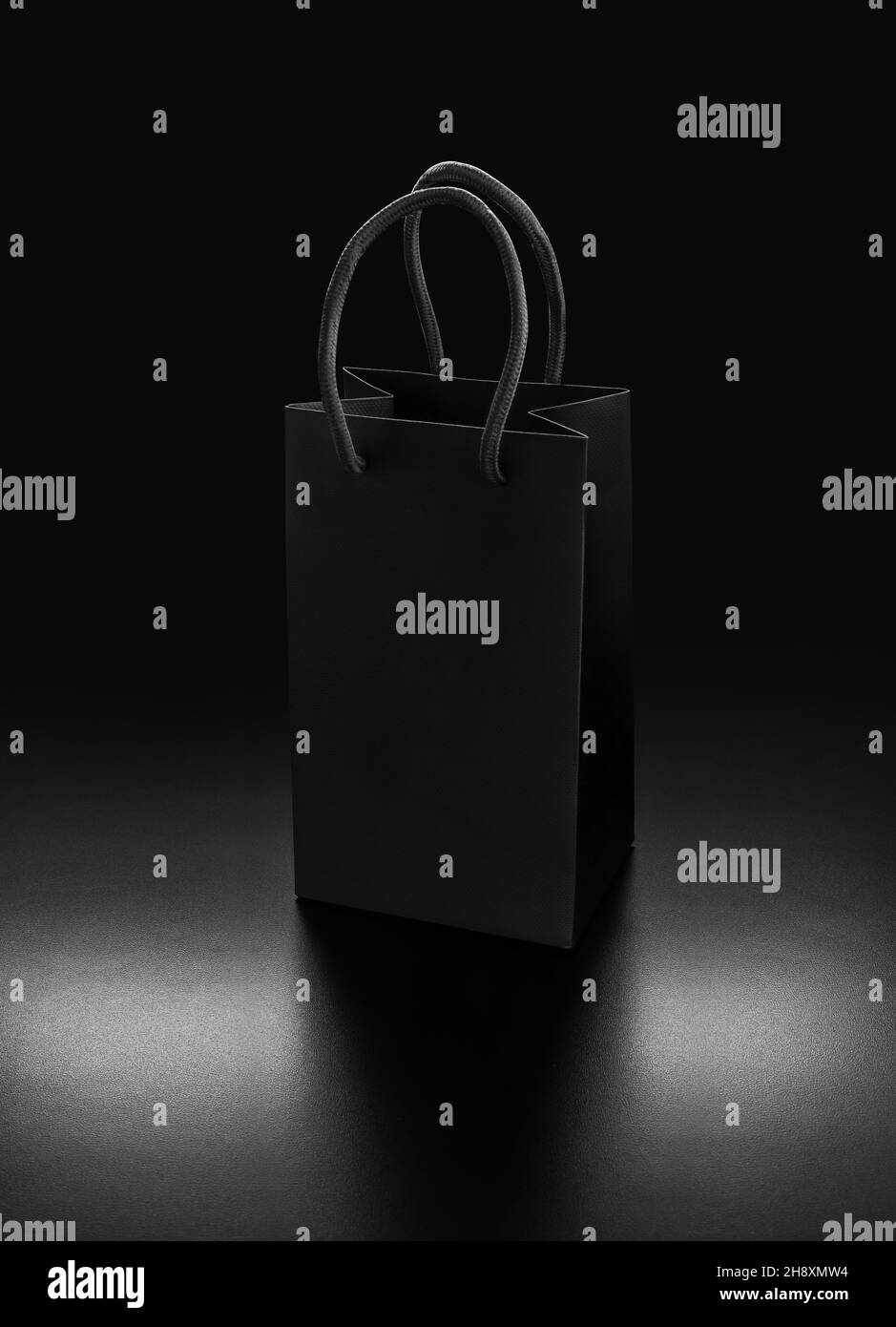 Mockup di una borsa di shopping di lusso su sfondo nero Foto Stock