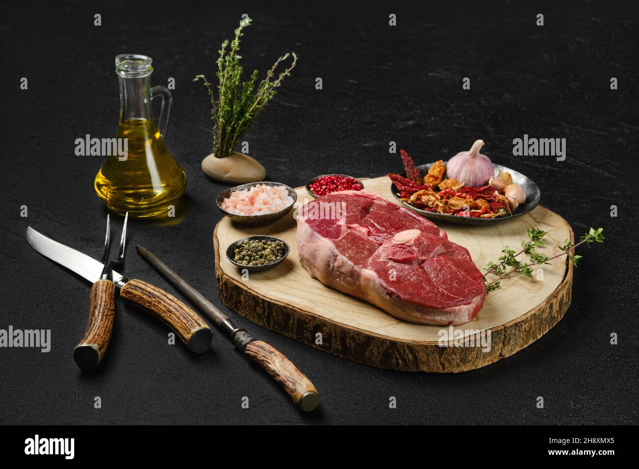 Bistecca di agnello fresco tagliata al centro con spezie Foto Stock