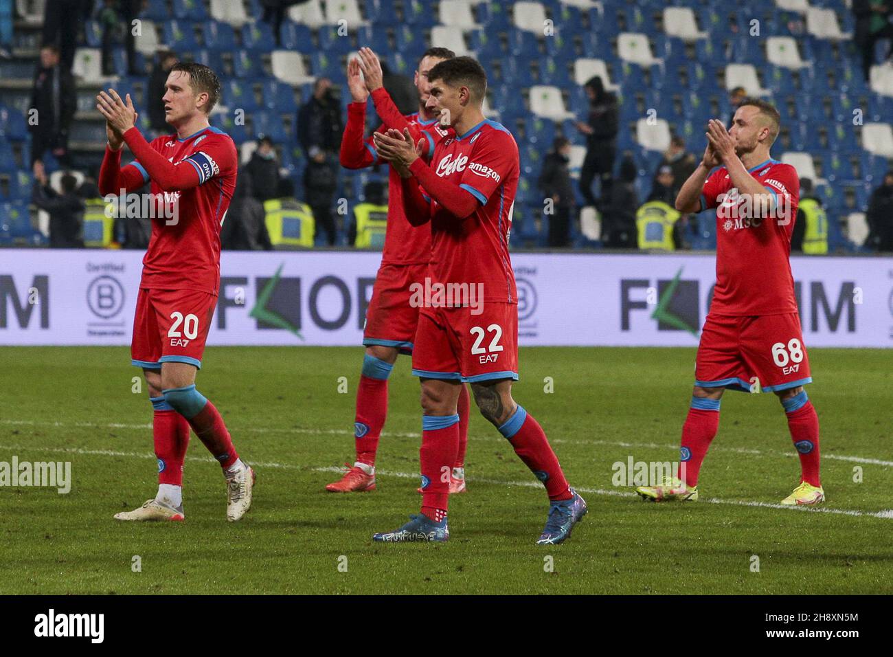 Reggio Emilia, Italia. 01 dicembre 2021. Reggio Emilia (RE), Italia, 01 Dicembre 2021, Stadio Mapei - Città del Tricolore, 15Â° giornata campione Serie A Tim 2021/2022, contrasto tra le squadre del US Sassuolo Calcio e dell'SSC Napoli, nellas foto: i giocatori del Napoli salutano i tifosi a fine partita/Ente fotografico indipendente: Live Photo Agency Alamy Foto Stock