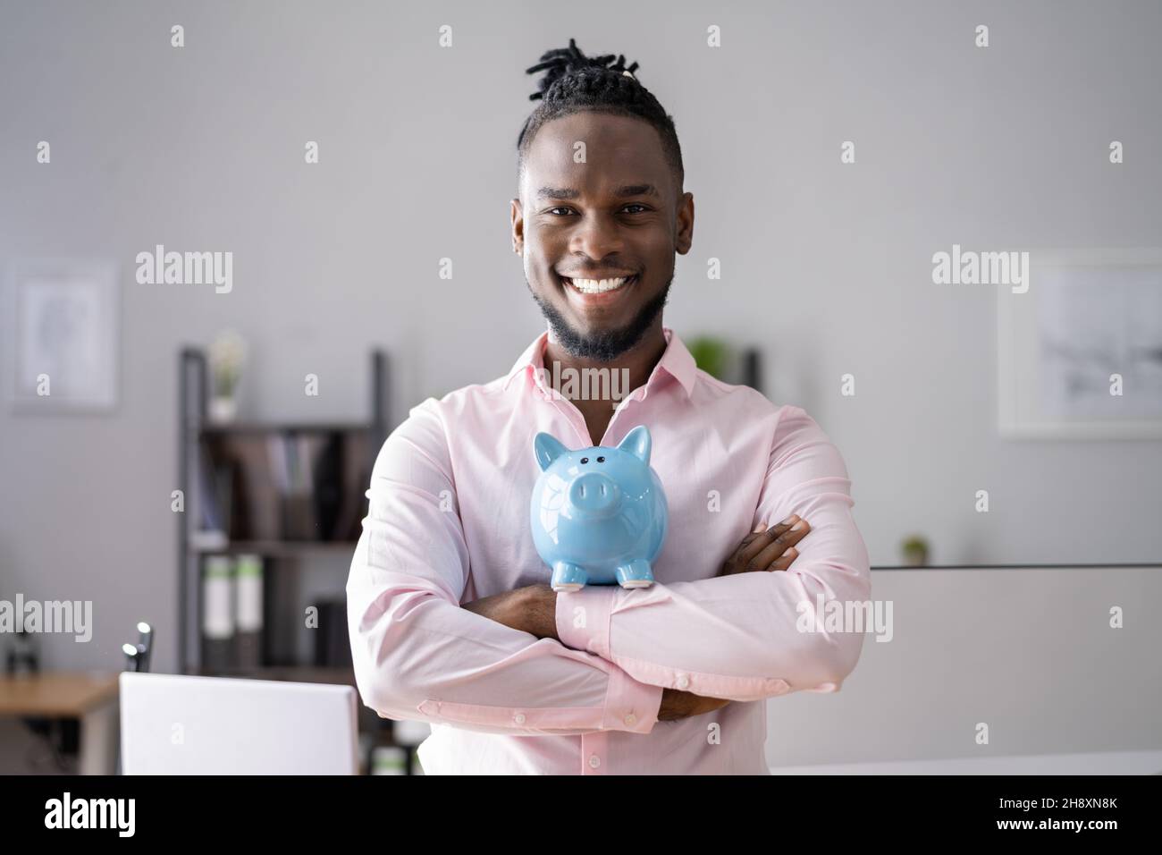 Risparmio di denaro e audit finanziario. Contabile con Piggybank Foto Stock