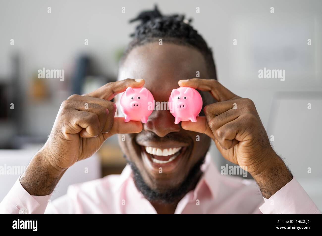 Risparmio di denaro e audit finanziario. Contabile con Piggybank Foto Stock