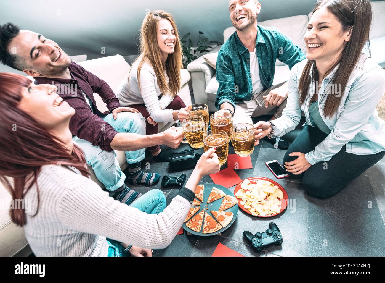 Giovani amici milleniali che mangiano la pizza a casa dopo l'università - concetto di amicizia con gli studenti che si divertono a divertirsi insieme Foto Stock