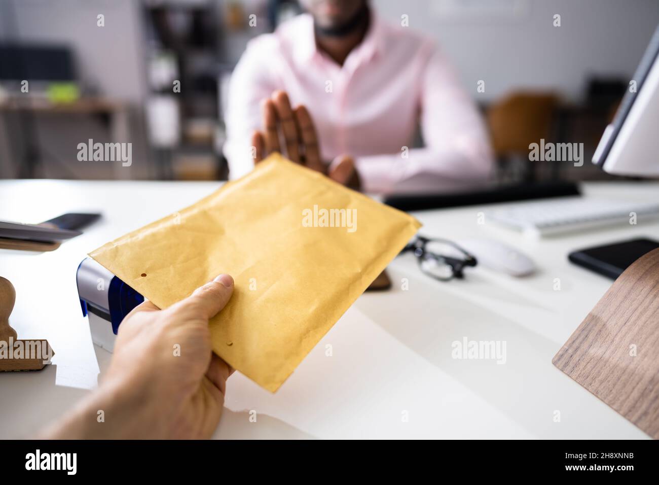 Corrotta mano dell'uomo africano che rifiuta la tangente. Fermare la corruzione Foto Stock