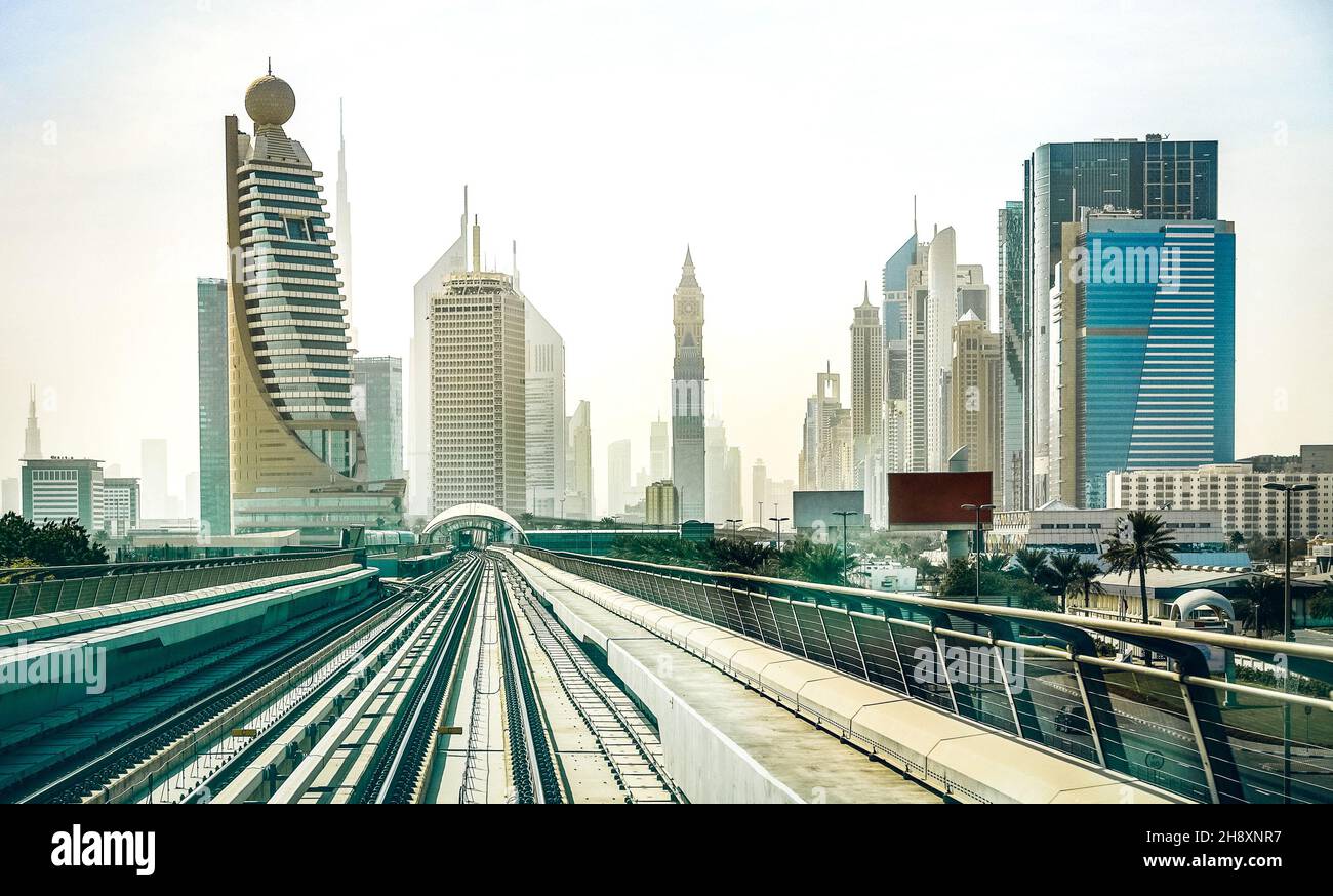 Skyline di Dubai e grattacieli del centro città dalla ferrovia a piattaforma monorotaia - concetto di architettura moderna con alti edifici sulla metropoli di fama mondiale Foto Stock