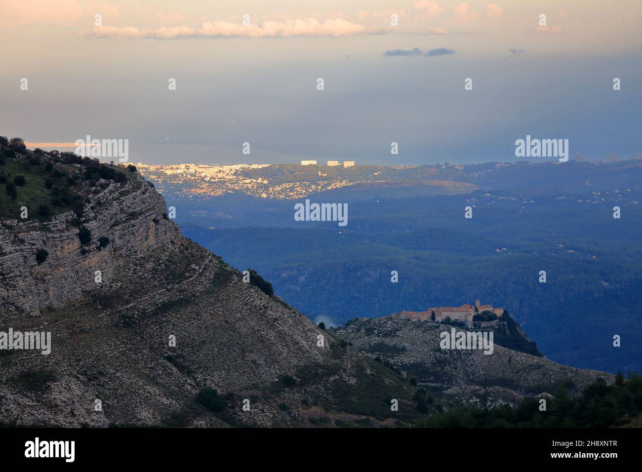 Vue sur la cote depuis le Plateau de Caussols, Parc Regional des Prealpes d'Azur, Alpes Maritimes, PACA Foto Stock