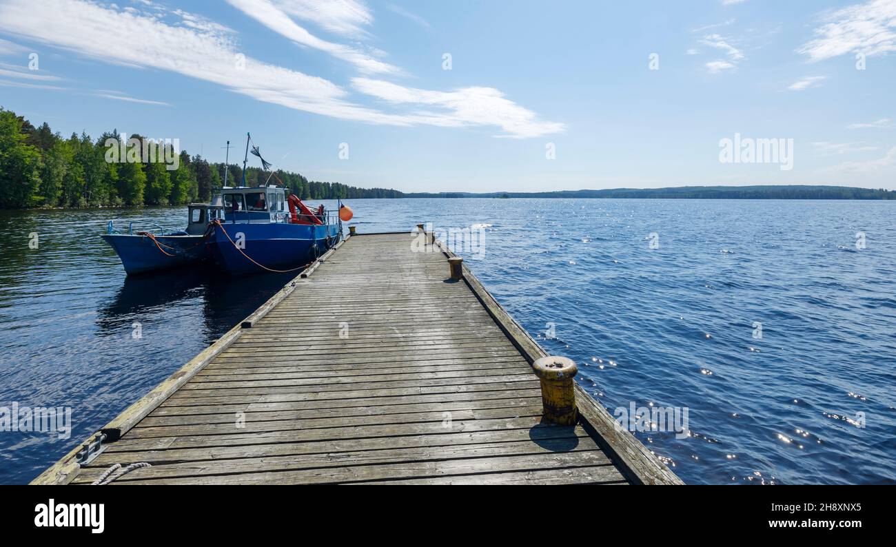 Due piccoli pescherecci da traino per la pesca interna al lago Keitele in estate, Finlandia Foto Stock