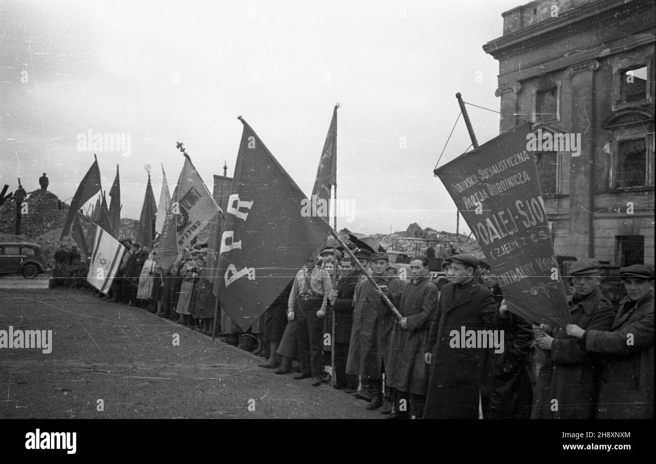 Warszawa, 1946-04-19. Obchody trzeciej rocznicy wybuchu powstania w geccie, podczas których ods³oniêto pami¹tkow¹ p³ytê ku czci bojowników getta u zbiegu ul. Zamenhofa i Gêsiej (obecnie Anielepicza). NZ. Delegacje organizacji ¿ydowskich ze sztandarami, m.in. ¯ydowskiej Socjalistycznej Partii Robotniczej. ps/ms PAP/Stanis³aw D¹browiecki Varsavia, 19 aprile 1946. L'inaugurazione di una lapide commemorativa all'angolo tra le strade di Zamenhofa e Gesia (oggi Anielewicza) nel 3° anniversario dell'insurrezione del Ghetto di Varsavia. Nella foto: Delegati ebrei con striscioni, inclusa una bandiera del sociale ebraico Foto Stock