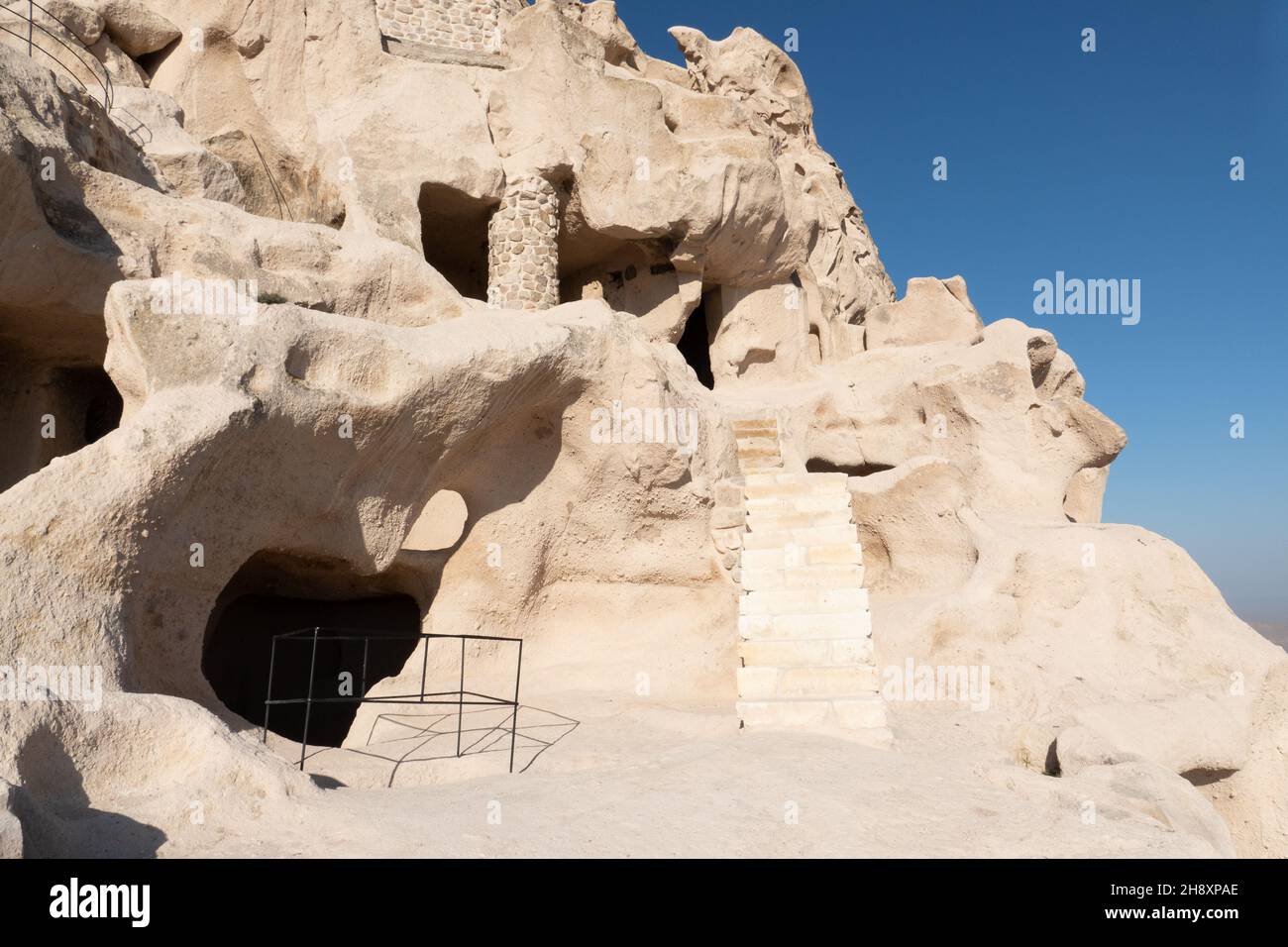 Uchisar, Turchia; 9 novembre 2021: Grotte del Castello di Uchisar in Cappadocia Foto Stock