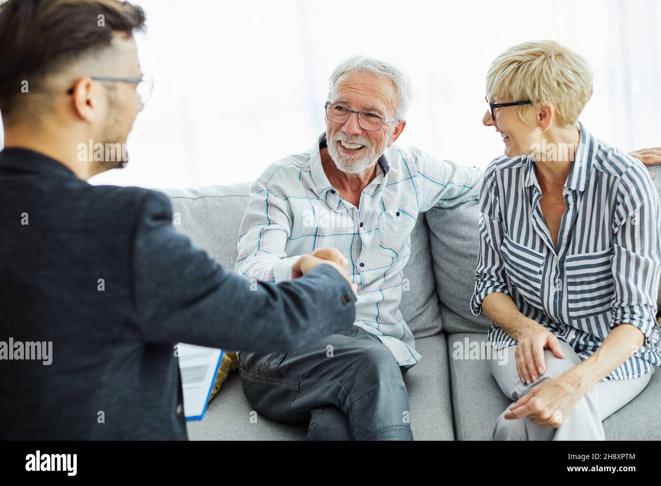 handshake senior coppia investimento finanza mano agente riunione accordo pianificazione casa Foto Stock