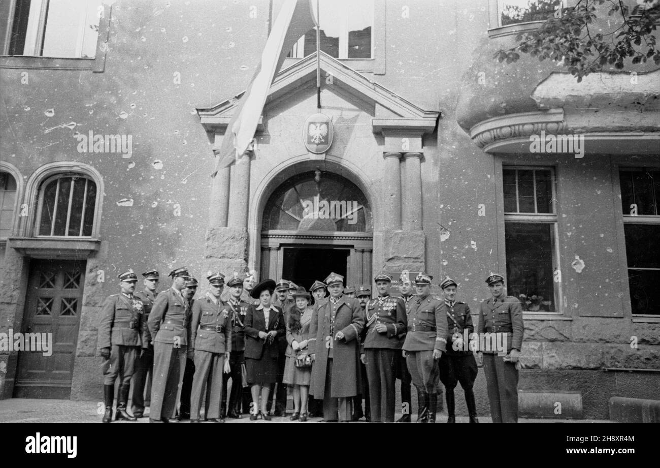 Niemcy, Berlino, 1946-04-29. Polska delegacja wojskowa przed budynkiem Polskiej Misji Wojskowej przy Sojuszniczej Radzie Kontroli. W pierwszym rzêdzie od prawej: genera³ Stanis³aw Zawadzki (1), W³adys³aw Korczyc (2), marsza³ek Micha³ Rola-¯ymierski (3). ps/pp PAP/Karol Szczeciñski Germania, Berlino, 29 aprile 1946. Delegazione militare polacca di fronte alla sede della Missione militare polacca presso il Consiglio di controllo alleato. In prima fila da destra: Generale Stanislaw Zawadzki (1), Wladys³aw Korczyc (2), Marshal Michal Rola-Zymierski (3). ps/pp PAP/Karol Szczecinski Foto Stock