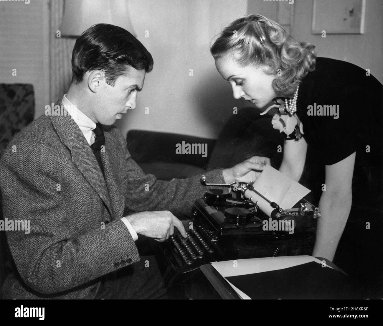 CAROLE LOMBARD diventa addetto stampa con JAMES STEWART come assistente per una settimana a Selznick Studios per gentile concessione del pubblicista Russell Birdwell Pubblicità per MADE FOR MONE OTHER 1939 direttore JOHN CROMWELL produttore David O. Selznick Selznick International Pictures / United Artists Foto Stock