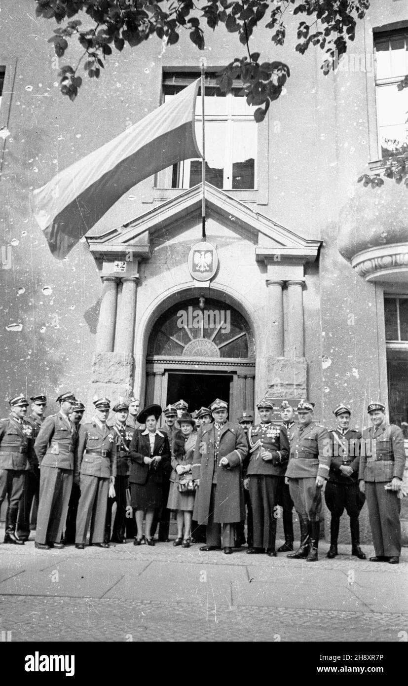 Niemcy, Berlino, 1946-04-29. Polska delegacja wojskowa przed budynkiem Polskiej Misji Wojskowej przy Sojuszniczej Radzie Kontroli. W pierwszym rzêdzie od prawej: genera³ Stanis³aw Zawadzki (1), W³adys³aw Korczyc (2), marsza³ek Micha³ Rola-¯ymierski (3). ps/pp PAP/Karol Szczeciñski Germania, Berlino, 29 aprile 1946. Delegazione militare polacca di fronte alla sede della Missione militare polacca presso il Consiglio di controllo alleato. In prima fila da destra: Generale Stanislaw Zawadzki (1), Wladys³aw Korczyc (2), Marshal Michal Rola-Zymierski (3). ps/pp PAP/Karol Szczecinski Foto Stock