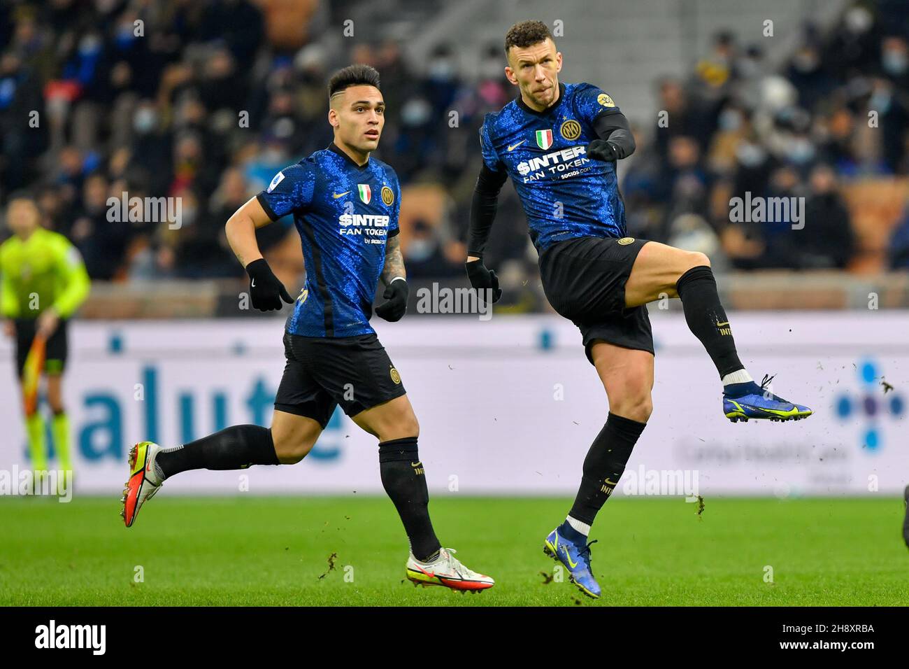 Milano, Italia. 01 dicembre 2021. Lautaro Martinez (10) e Ivan Perisic (14) di Inter visto durante la serie un incontro tra Inter e Spezia a Giuseppe Meazza di Milano. (Photo Credit: Gonzales Photo/Alamy Live News Foto Stock