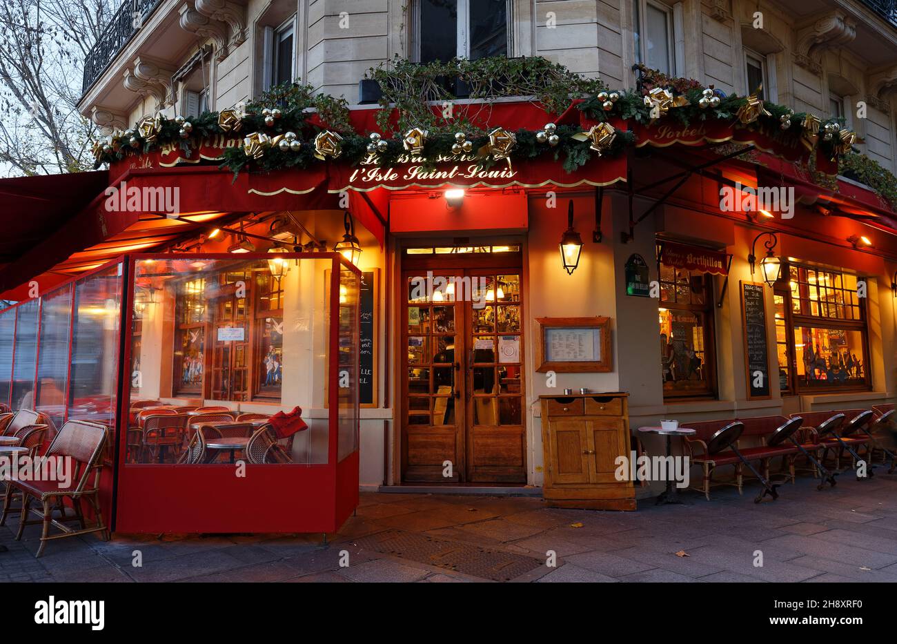 La famosa brasserie de l' Ile Saint Louis decorata per Natale si trova vicino alla cattedrale di Notre Dame a Parigi, Francia. Foto Stock