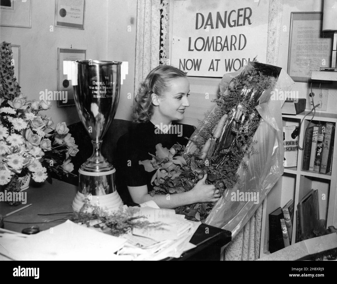 CAROLE LOMBARD diventa addetto stampa per una settimana presso Selznick Studios per gentile concessione del pubblicista Russell Birdwell Pubblicità per MADE FOR MONE OTHER 1939 regista JOHN CROMWELL produttore David O. Selznick Selznick International Pictures / United Artists Foto Stock