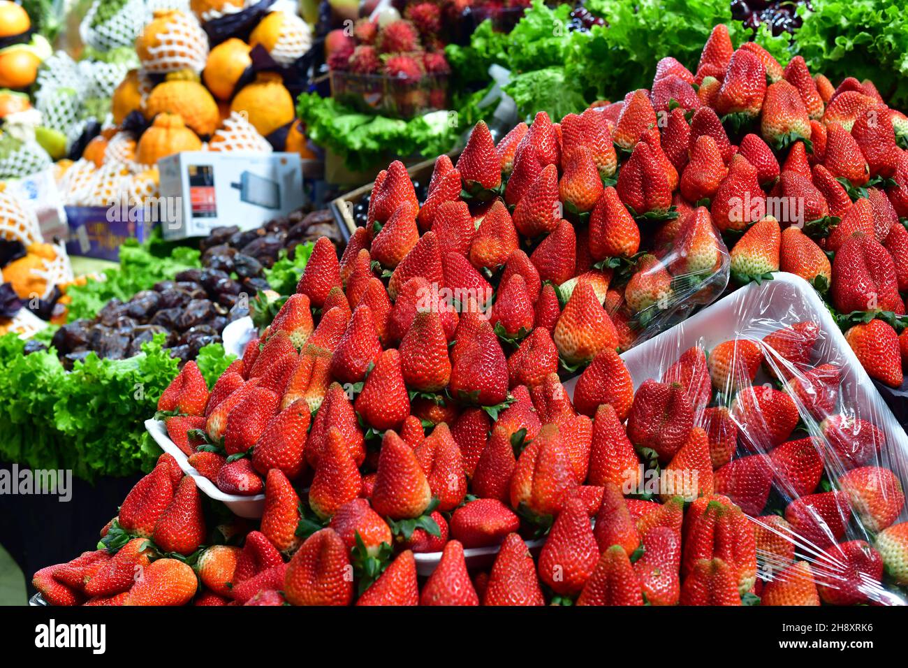 Fragole fresche e altri frutti in una bancarella di mercato nel mercato Municipale. San Paolo, Brasile Foto Stock