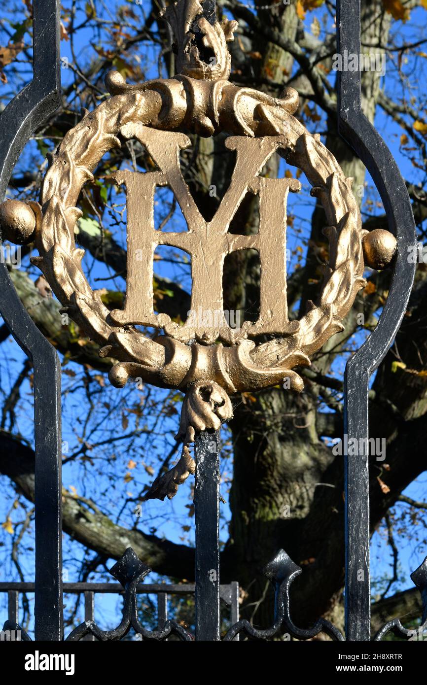 Le iniziali di York House, casa del consiglio di Richmond, nelle ringhiere nere del cancello Foto Stock