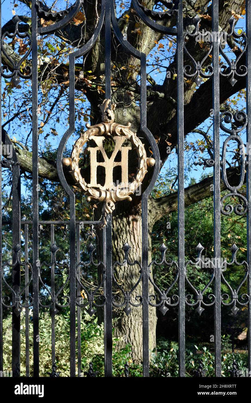 Le iniziali di York House, casa del consiglio di Richmond, nelle ringhiere nere del cancello Foto Stock