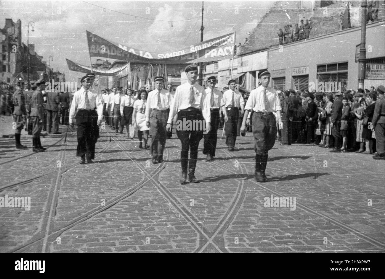 Warszawa, 1946-05-01. Pochód 1 Maja na ulicy Marsza³kowskiej. Id¹ cz³onkowie Zwi¹zku Walki M³odych. ps/pp PAP/Jerzy Baranowski Varsavia, 1 maggio 1946. Marzo del giorno di maggio sulla via Marszalkowska. Membri della Fighting Youth Union marching. ps/pp PAP/Jerzy Baranowski Foto Stock