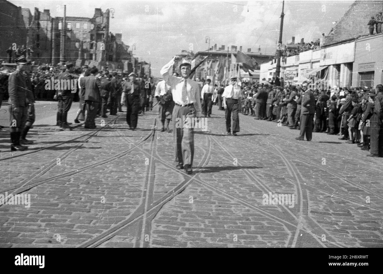 Warszawa, 1946-05-01. Pochód 1 Maja na ulicy Marsza³kowskiej. Id¹ cz³onkowie Zwi¹zku Walki M³odych. ps/pp PAP/Jerzy Baranowski Varsavia, 1 maggio 1946. Marzo del giorno di maggio sulla via Marszalkowska. Membri della Fighting Youth Union marching. ps/pp PAP/Jerzy Baranowski Foto Stock