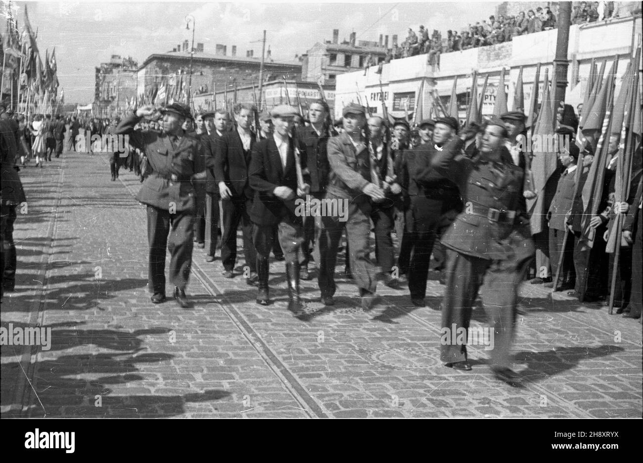 Warszawa, 1946-05-01. Pochód 1 Maja na ulicy Marsza³kowskiej. Maszeruj¹ cz³onkowie Ochotniczej Rezerwy Milicji Obywatelskiej (ORMO). ps/pp PAP/Jerzy Baranowski Varsavia, 1 maggio 1946. Marzo del giorno di maggio sulla via Marszalkowska. Membri della riserva volontaria della militia del cittadino (ORMO) che marcia. ps/pp PAP/Jerzy Baranowski Foto Stock