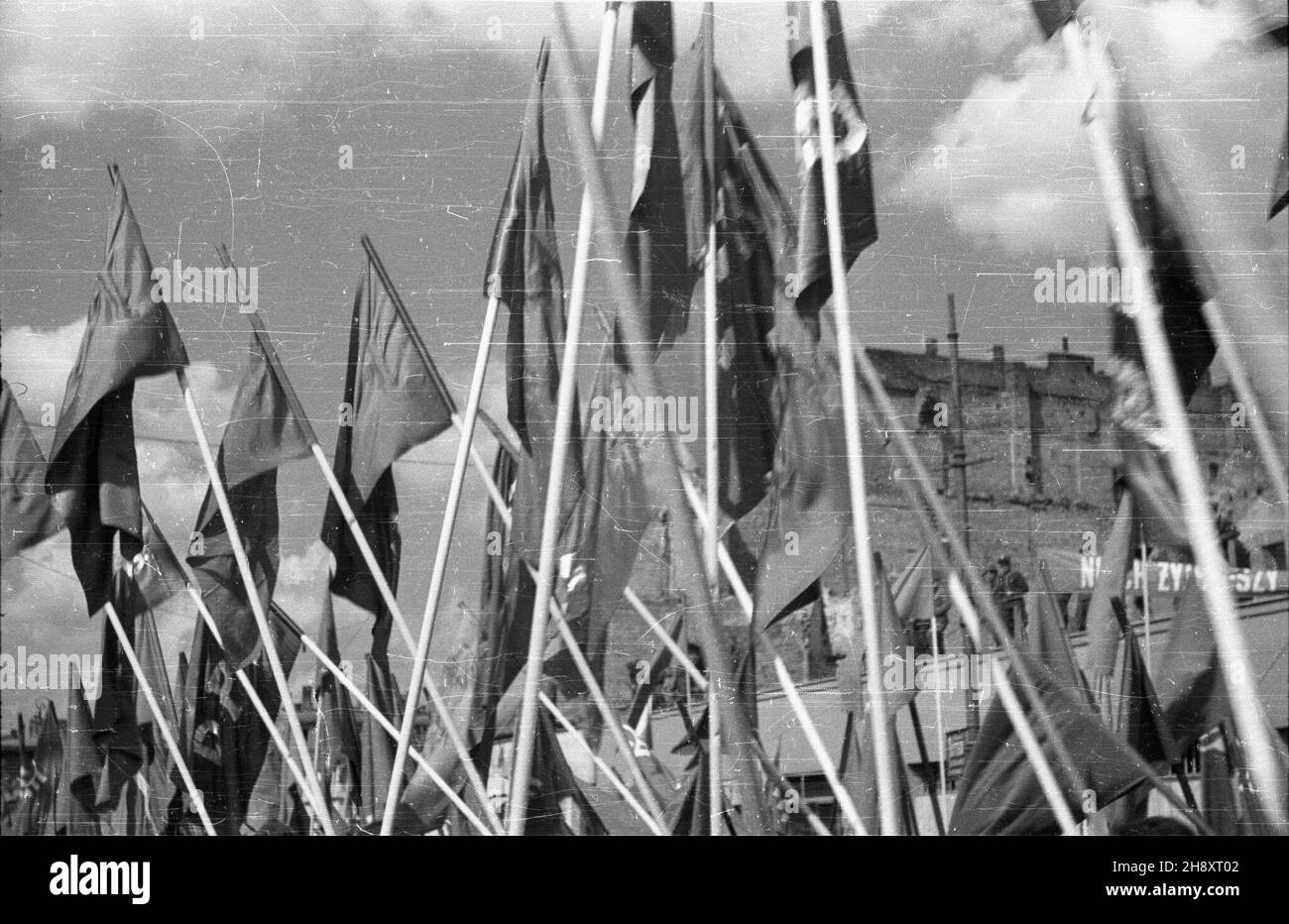 Warszawa, 1946-05-01. Pochód 1 Maja na ulicy Marsza³kowskiej. ps/pp PAP/Jerzy Baranowski Varsavia, 1 maggio 1946. Marzo del giorno di maggio su via Marszalkowska. ps/pp PAP/Jerzy Baranowski Foto Stock