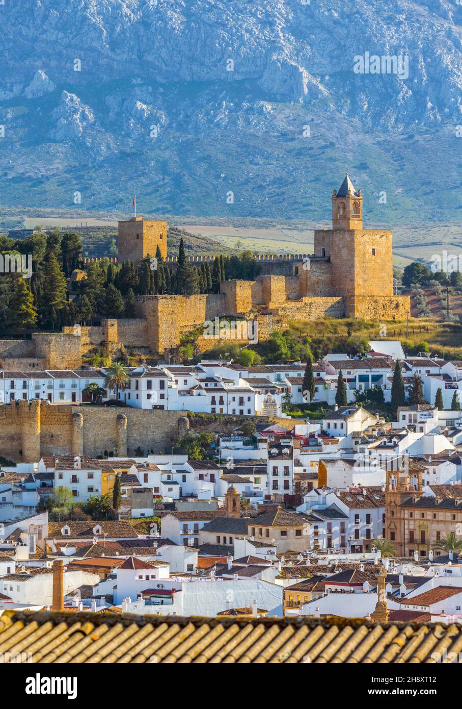Antequera, Provincia di Malaga, Andalusia, Spagna meridionale. Vista attraverso la città dalla collina vera Cruz a la Alcazaba (cittadella o castello). Foto Stock
