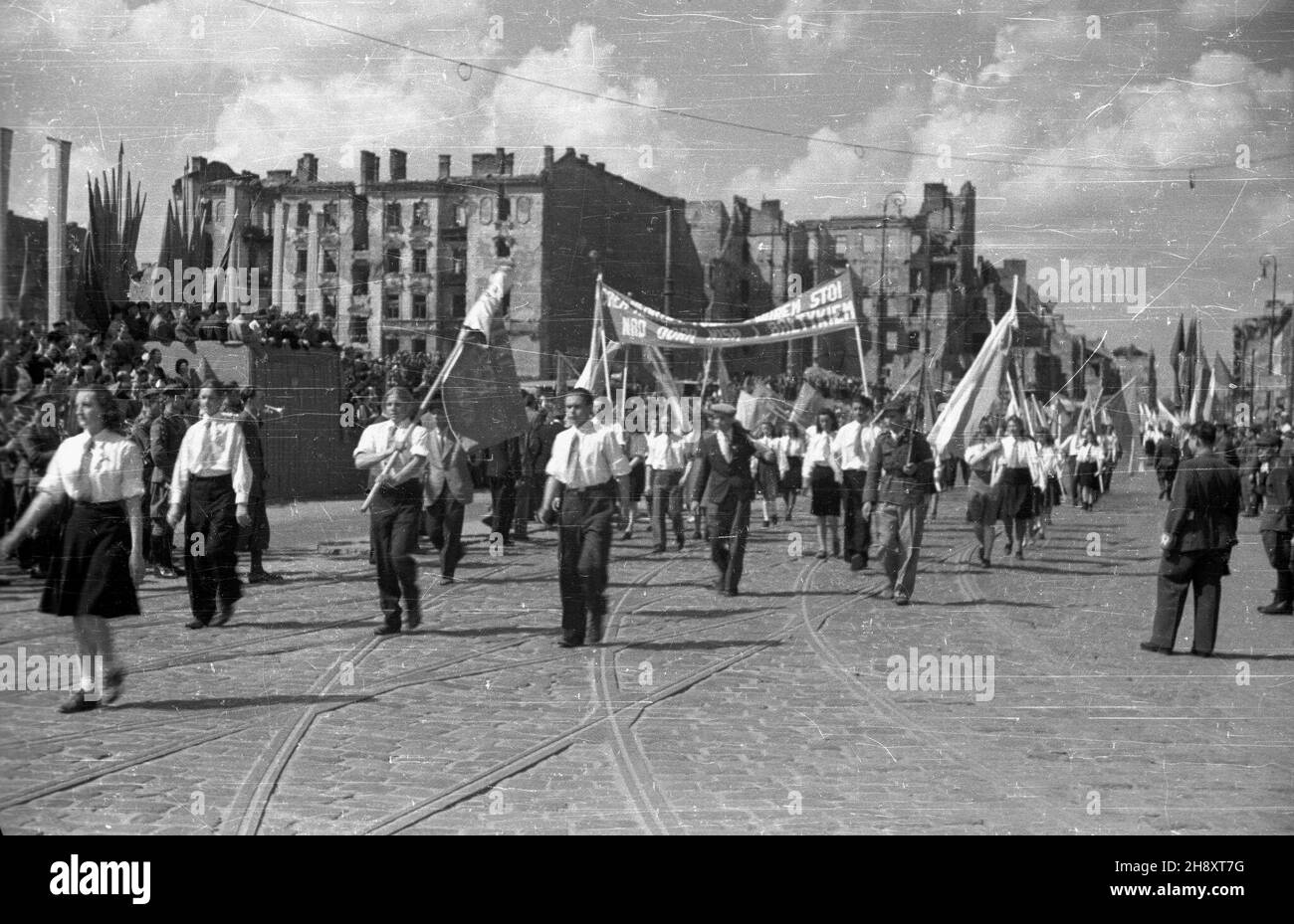 Warszawa, 1946-05-01. Pochód 1 Maja przy trybunie honorowej na ul. Marsza³kowskiej. ps/pp PAP/Jerzy Baranowski Varsavia, 1 maggio 1946. Marzo del giorno di maggio sulla via Marszalkowska vicino ad uno stand della parata. ps/pp PAP/Jerzy Baranowski Foto Stock