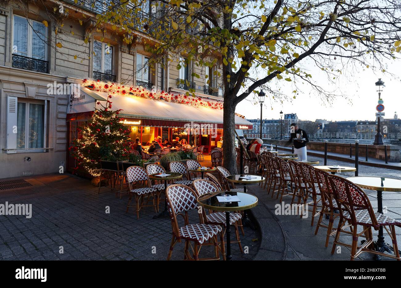 Il famoso caffè le Flore en l'Ile decorato per Natale si trova vicino alla cattedrale di Notre Dame a Parigi, Francia. Foto Stock