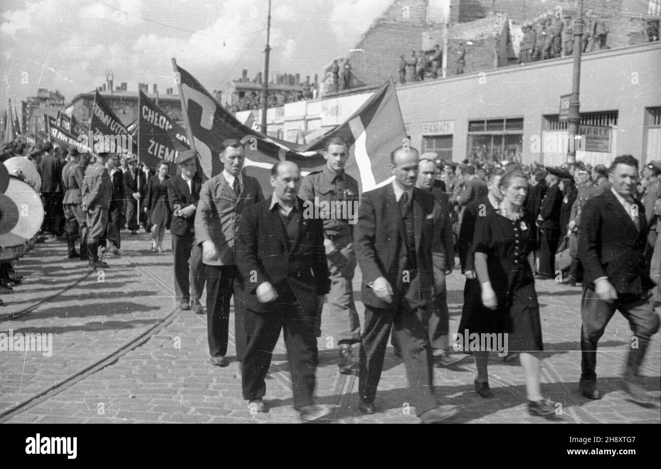 Warszawa, 1946-05-01. Pochód 1 Maja na ulicy Marsza³kowskiej. Id¹ cz³onkowie Stronnictwa Ludowego. ps/pp PAP/Jerzy Baranowski Varsavia, 1 maggio 1946. Marzo del giorno di maggio sulla via Marszalkowska. Membri del partito contadino marching. ps/pp PAP/Jerzy Baranowski Foto Stock