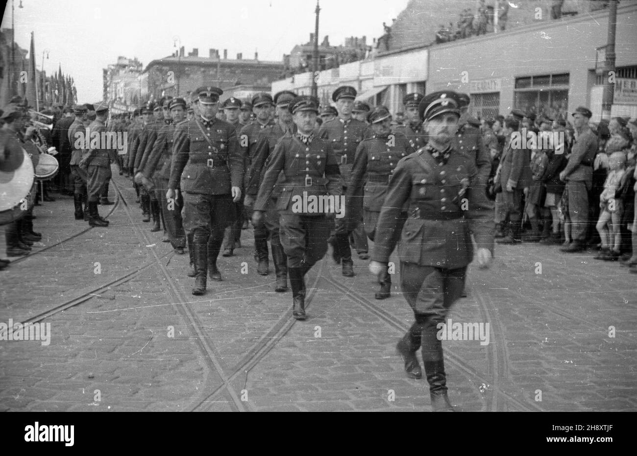 Warszawa, 1946-05-01. Pochód 1 Maja na ulicy Marsza³kowskiej. Id¹ przedstawiciele Ministerstwa Leœnictwa. ps/pp PAP/Jerzy Baranowski Varsavia, 1 maggio 1946. Marzo del giorno di maggio sulla via Marszalkowska. Rappresentanti del ministero della silvicoltura marching. ps/pp PAP/Jerzy Baranowski Foto Stock