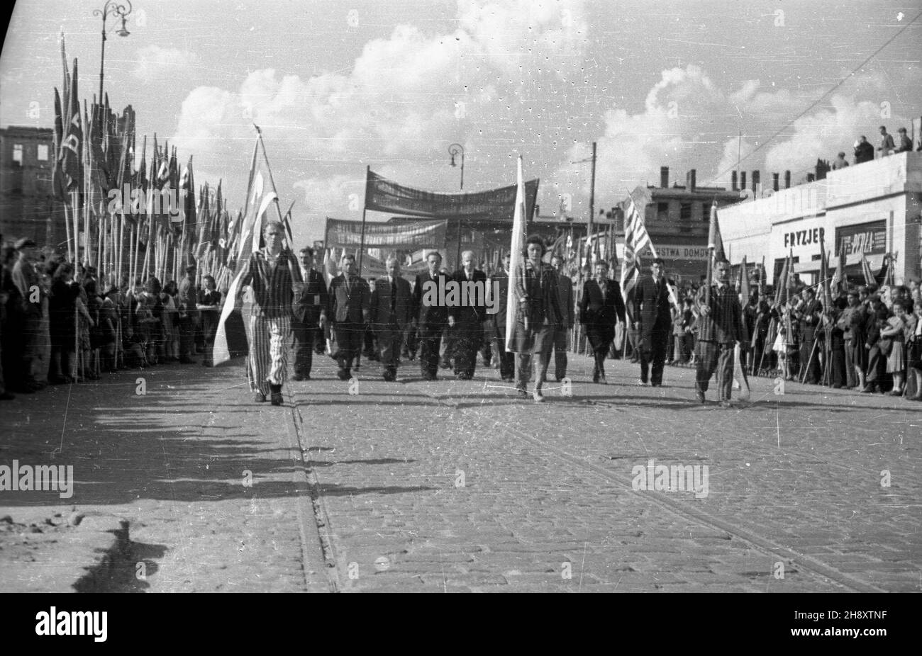 Warszawa, 1946-05-01. Pochód 1 Maja na ulicy Marsza³kowskiej. W pasiakach id¹ wiêŸniowe niemieckich obozów. ps/pp PAP/Jerzy Baranowski Varsavia, 1 maggio 1946. Marzo del giorno di maggio sulla via Marszalkowska. Ex-detenuto di prigioni tedesche in divise a righe. ps/pp PAP/Jerzy Baranowski Foto Stock