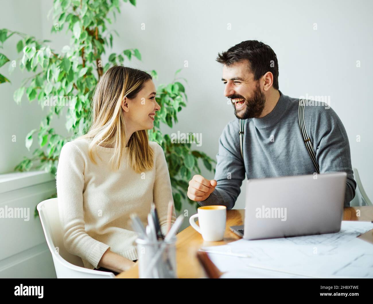 giovani uomini d'affari persone riunione ufficio lavoro di squadra felice uomo donna uomo d'affari avviare divertente coppia amore Foto Stock