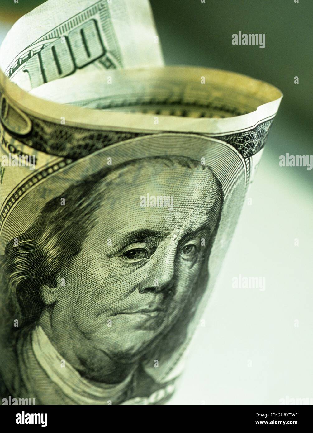 Banconota da 100 dollari, ritratto di Benjamin Franklin. Banconota STATUNITENSE. Soldi in contanti. Valuta americana. Una banconota da cento dollari è stata ritirata. Concetto di debito nazionale USA Foto Stock
