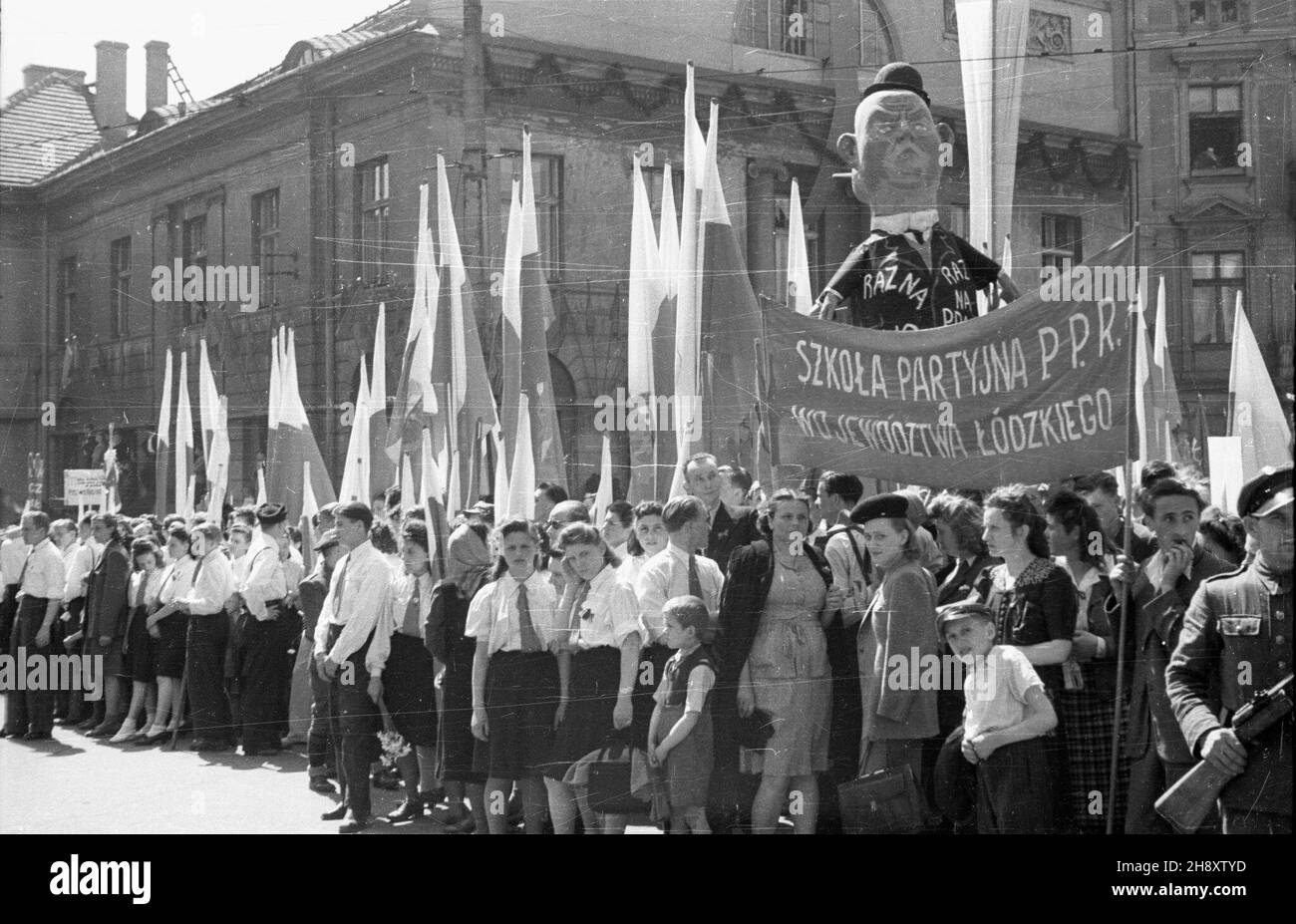 £ódŸ, 1946-05-01. Pochód pierwszomajowy na ul. Piotrkowskiej. Kuk³a Winstona Churchilla i trasparente: Szko³a Partyjna PPR województwa ³ódzkiego. ZE wzglêdu na ogromne zniszczenia Warszawy, w latach 1945-1948 £ódŸ pe³ni³a funkcjê zastêpczej stolicy pañstwa. ps/pp PAP/Bogus³aw Lambach Lodz, 1 maggio 1946. Marzo del giorno di maggio in via Piotrkowska. Un manichino di Winston Churchil e una bandiera: Scuola di partito del partito operaio polacco della provincia di Lodz. A causa dei danni da guerra di Varsavia, Lodz ha funzionato come capitale di stato sostitutivo nel 1945-1948. ps/pp PAP/Boguslaw Lambach Foto Stock