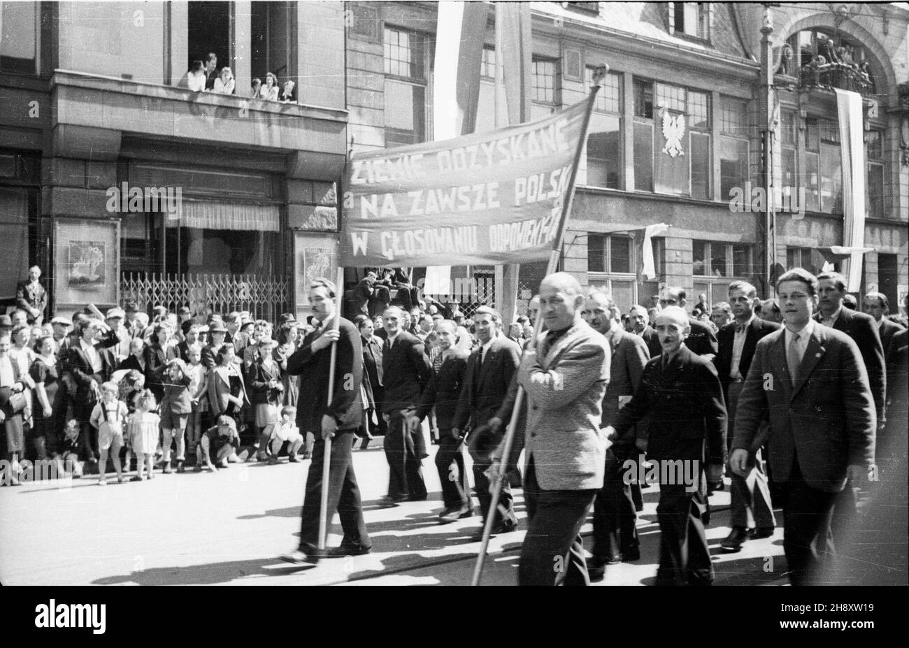 £ódŸ, 1946-05-01. Pochód pierwszomajowy na ul. Piotrkowskiej. Mê¿czyŸni nios¹ transparent z has³em: Ziemie odzyskane na zawsze polskie. W g³osowianiu odpowiemy - tak. ZE wzglêdu na ogromne zniszczenia Warszawy, w latach 1945-1948 £ódŸ pe³ni³a funkcjê zastêpczej stolicy pañstwa. ps/pp PAP/Stanis³aw Urbanowicz Lodz, 1 maggio 1946. La sfilata del giorno di maggio in via Piotrkowska. Gli uomini trasportano una bandiera che dice: Territori riguadagnati Forever della Polonia. Nel referendum diremo sì. A causa delle ingenti perdite subite da Varsavia Lodz fu il capitale temporaneo della Polonia tra il 1945 e il 1948. ps/pp PAP/Stanis Foto Stock