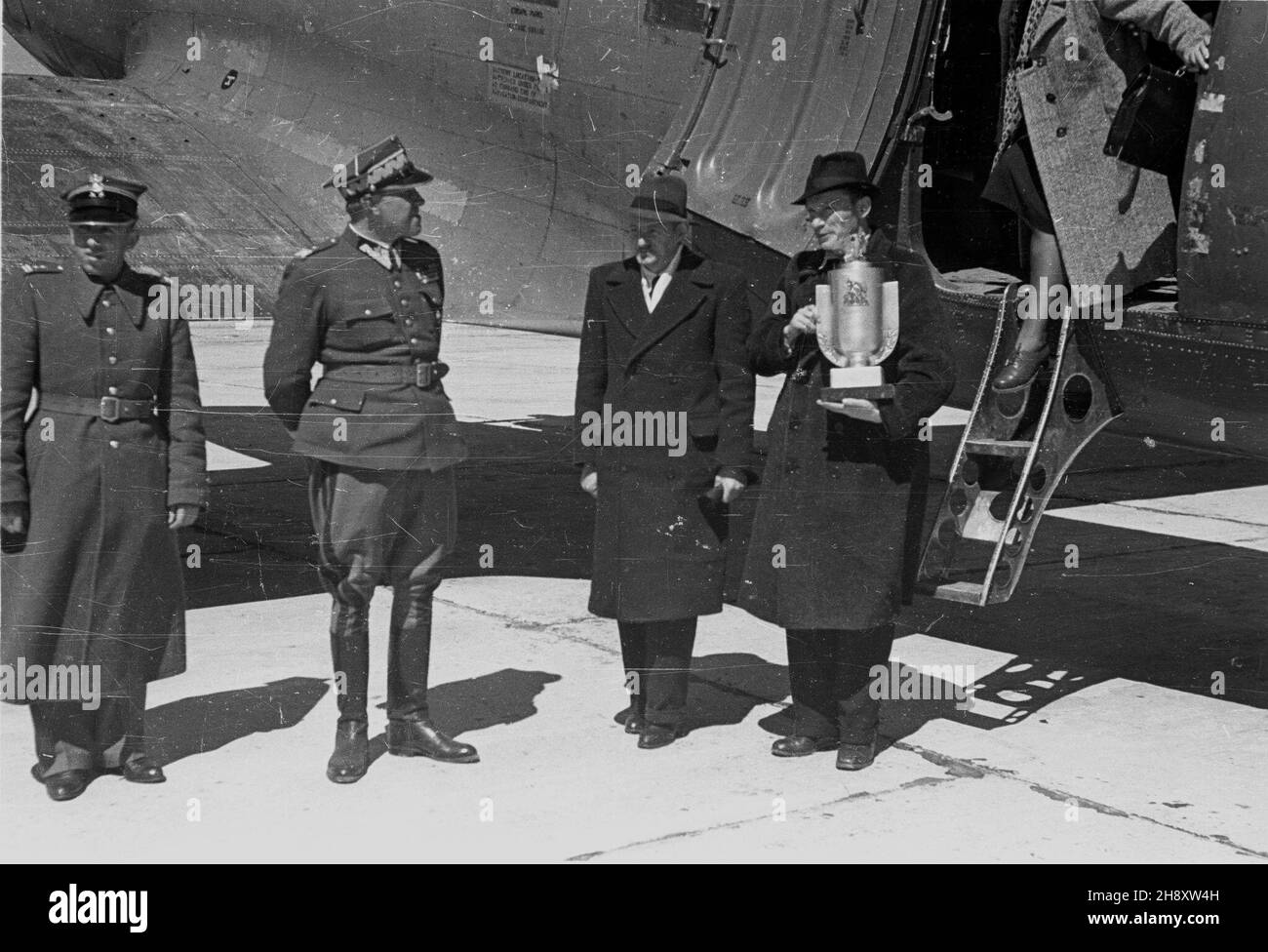 Warszawa, 1946-05. Przylot delegacji polskiej z Moskwy. W srebrnej urnie znajduj¹ siê prochy ¿o³nierzy i Dywizji Wojska Polskiego im. Tadeusza Koœciuszki, poleg³ymi w bitwie pod Lenino, stoczonej w dniach 12-13 paŸdziernika 1943 roku przez po³¹czone si³y polsko-sowieckie z wojskami niemieckimi. 8 maja urna zosta³a z³o¿ona do odbudowanego Grobu Nieznanego ¯o³nierza na placu Zwyciêstwa. ps/pp PAP/Stanis³aw D¹browiecki Varsavia, maggio 1946. L'arrivo della delegazione polacca da Mosca. L'urna d'argento contiene le ceneri dei soldati dell'Esercito Polacco i Tadeusz Kosciuszko Division Fallen du Foto Stock