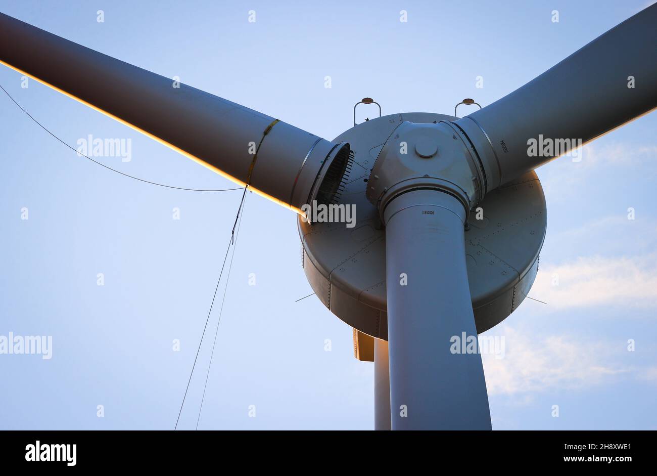 02 dicembre 2021, Schleswig-Holstein, Brunsbüttel: Una gru mobile viene utilizzata per montare la terza pala del rotore su una turbina eolica Enercon (E150) in un parco eolico tra Marne e Brunsbüttel. Secondo uno studio, il risparmio di CO2 entro il 2030 potrebbe più del doppio rispetto ai piani precedenti della grande coalizione a causa dei piani eolici e solari della coalizione semaforica. Foto: Christian Charisius/dpa Foto Stock